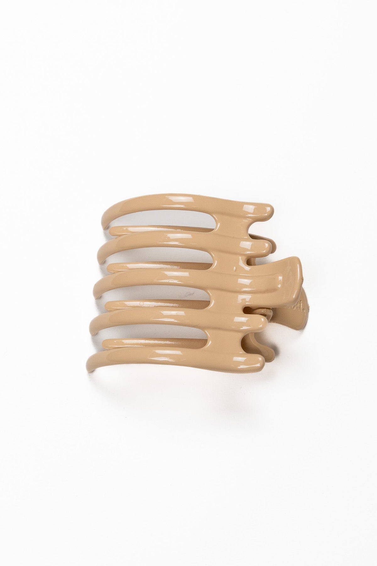 Matte brown wide hair claw with five teeth, laid-flat style