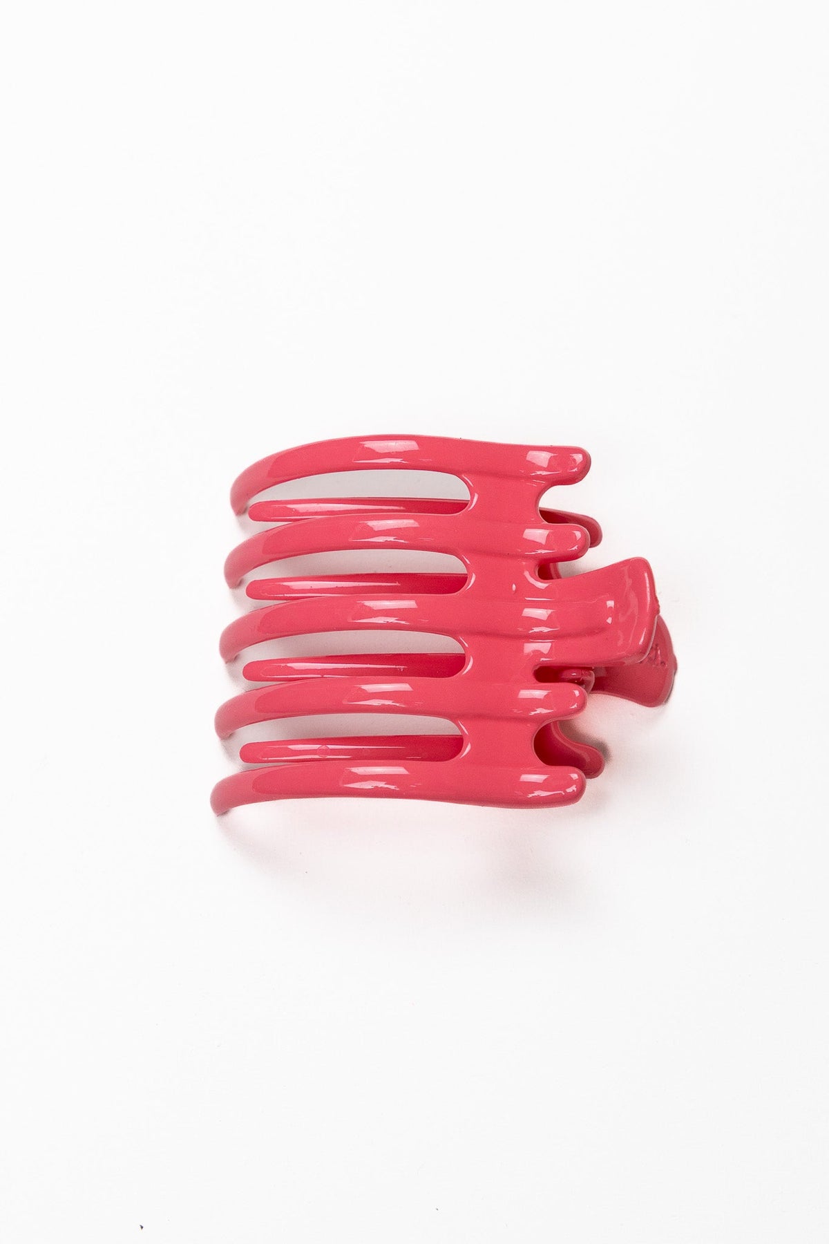 Shiny red wide hair claw with five teeth, laid-flat design
