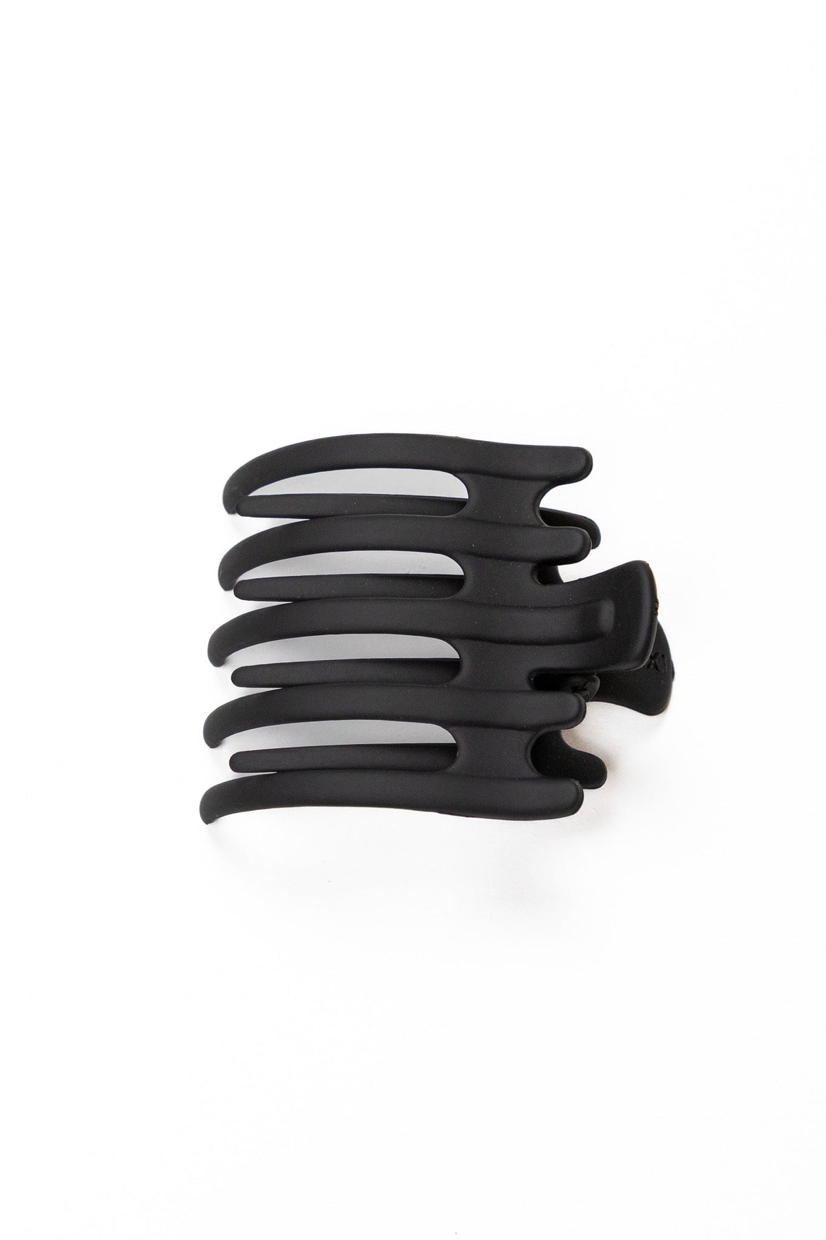 Hair claw clip in matte black with five rounded teeth