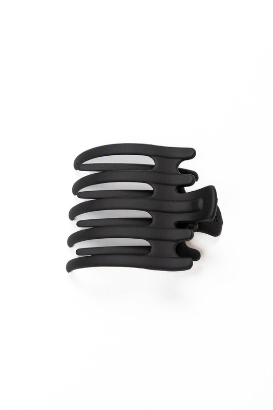 Hair claw clip in matte black with five rounded teeth