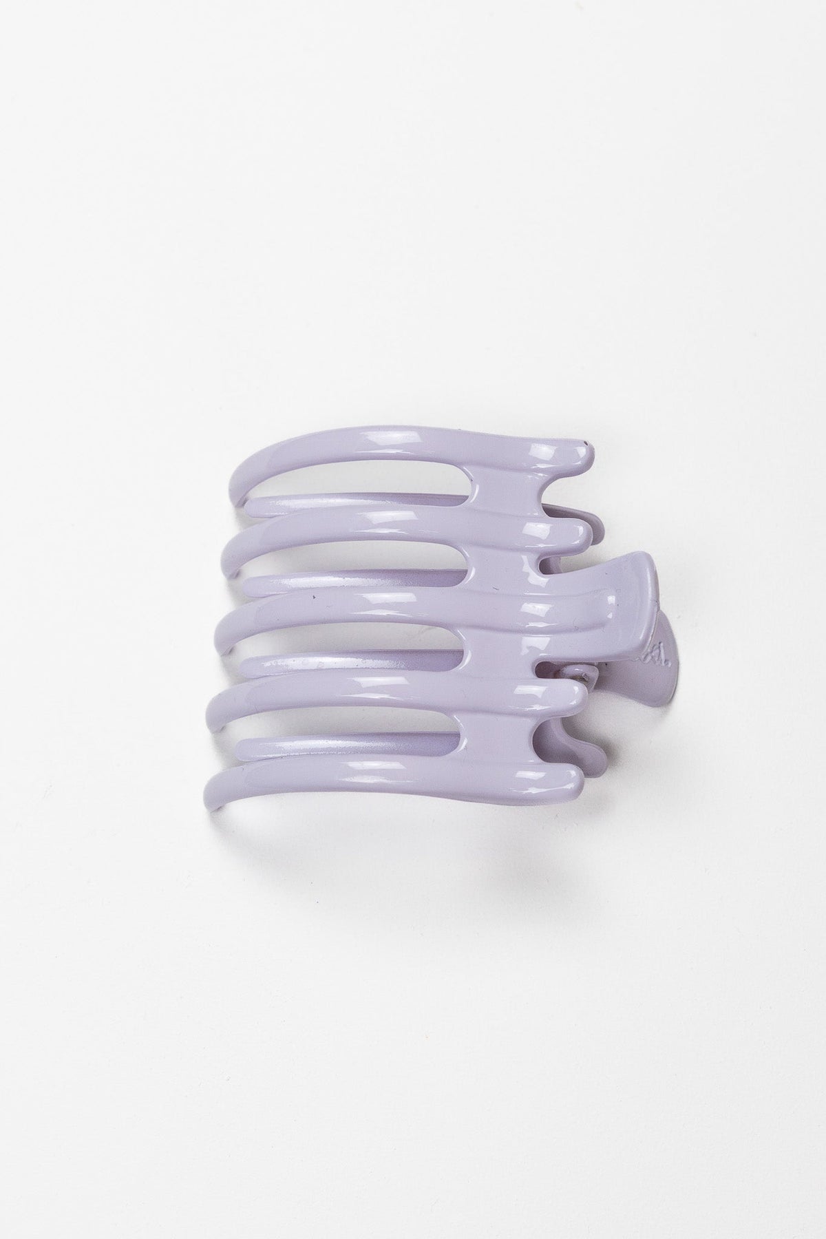 Wide lay-down hair claw, glossy lavender with three curved teeth