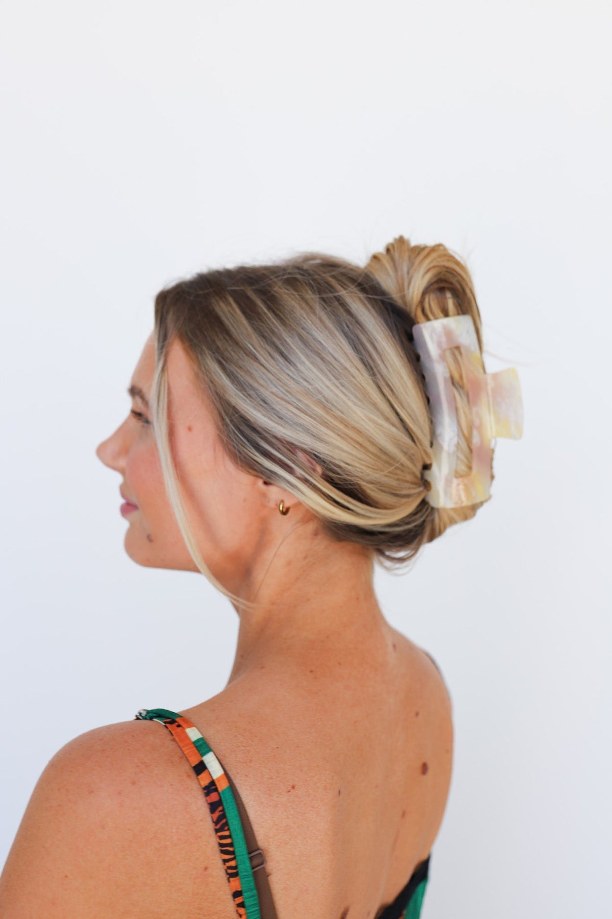Color-changing hair claw with translucent peach, pink and clear panels