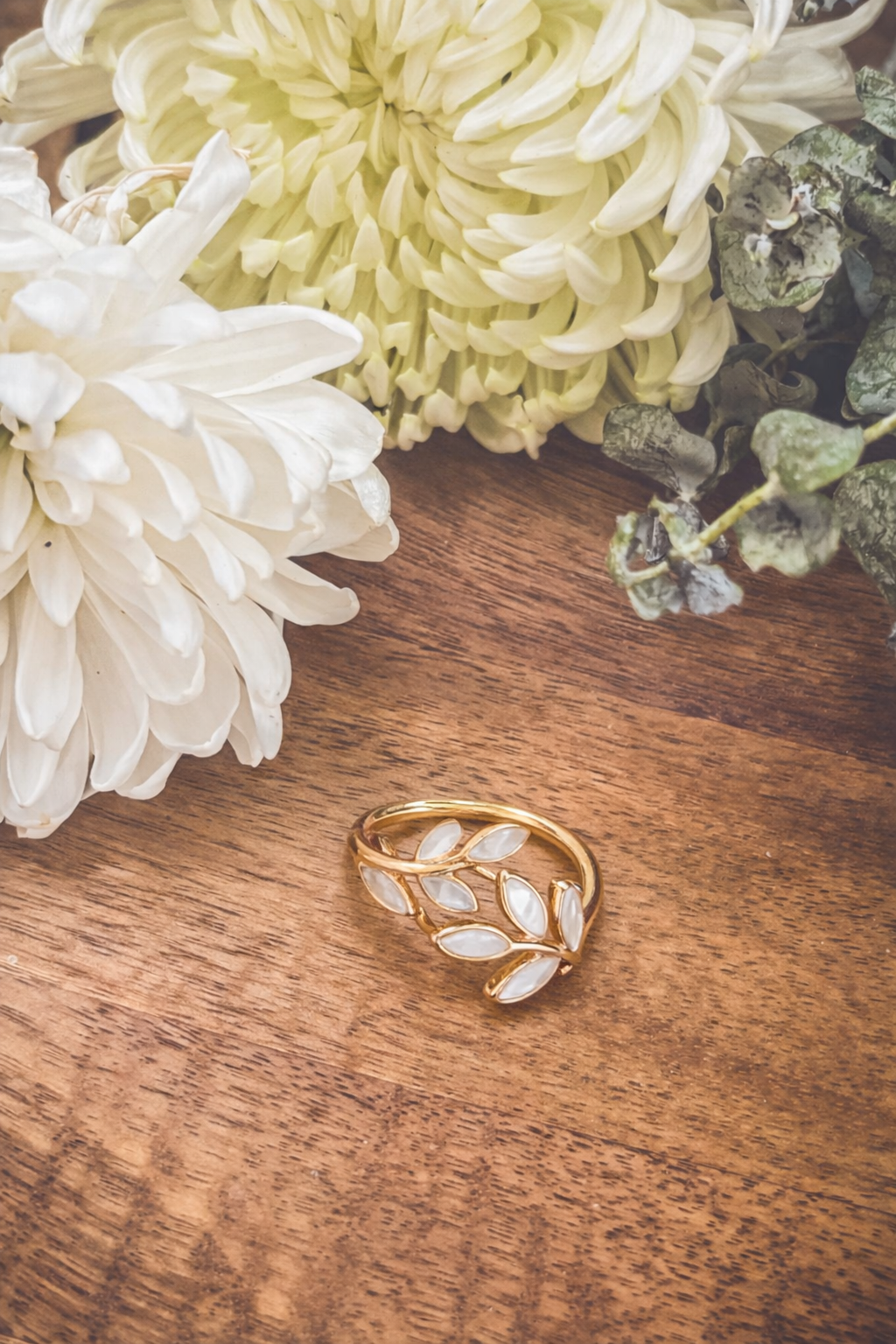 Adjustable gold ring with white leaf-like inlay