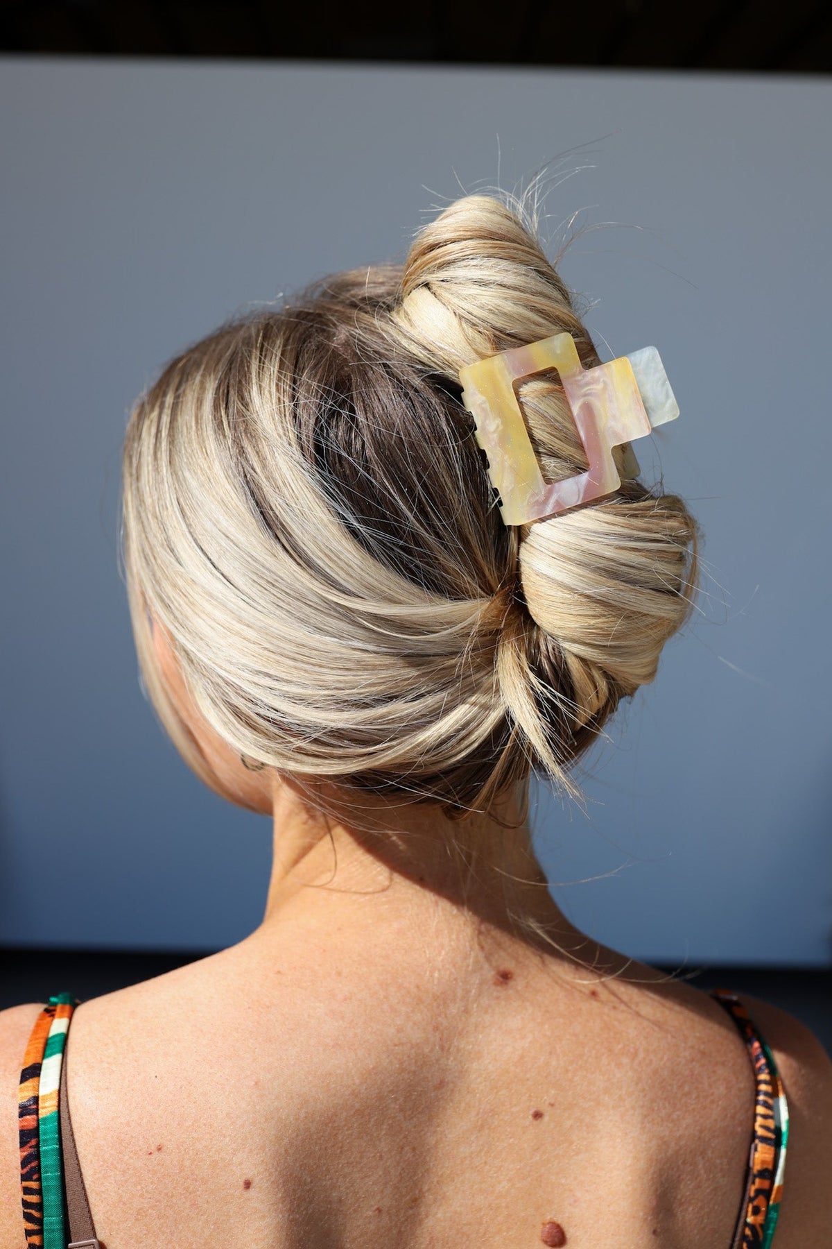 Color-changing hair claw with translucent warm gold and clear pastel panels