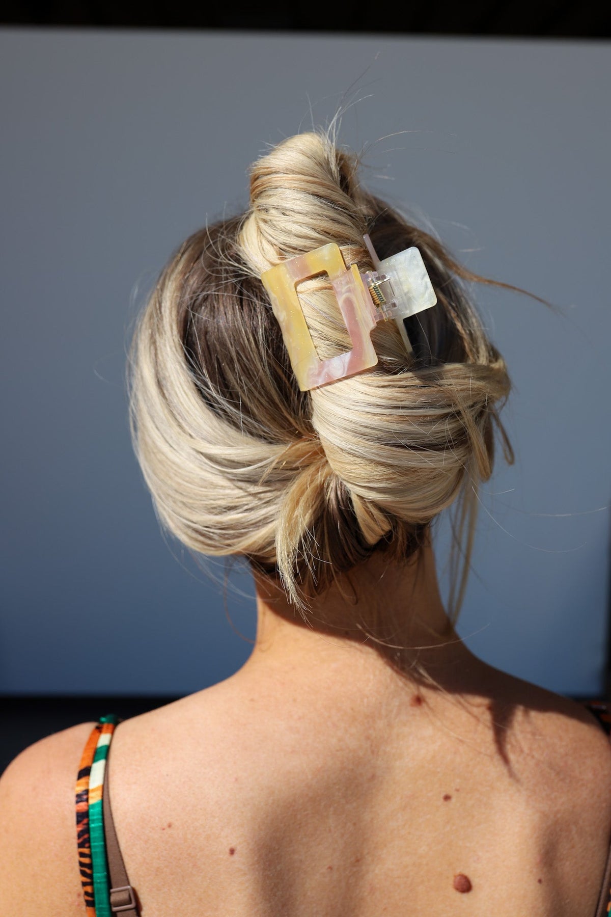 Color-changing hair claw with translucent gold and pale pink marble blocks