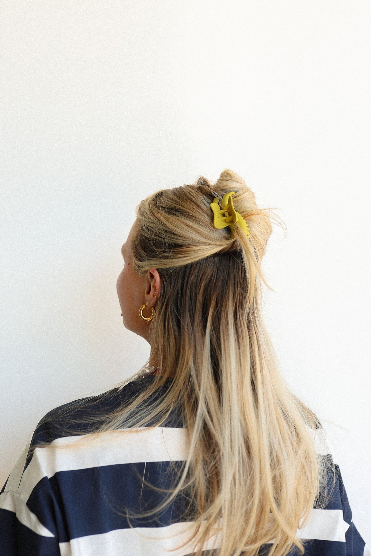 Yellow wavy mini claw hair clip on blonde half-up hair
