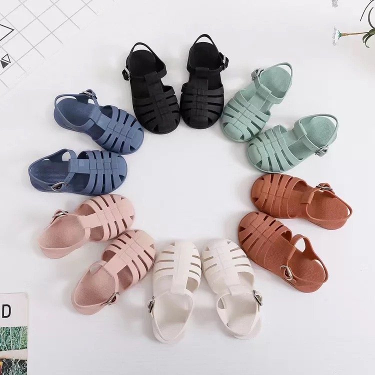 Kids' jelly sandals in multiple colors, wide toe box, open-toe strap design