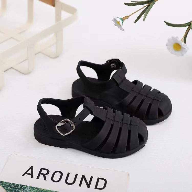 Kids' barefoot jelly sandals, black, with crisscross toe straps and buckle closure