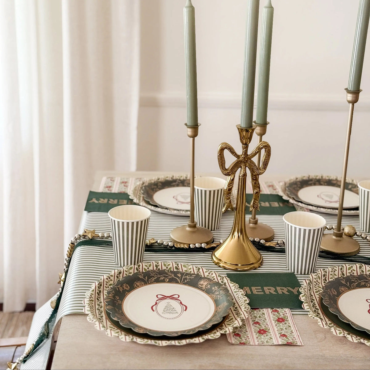 Christmas Dinner Plates, Vintage Holly Scalloped (12 Pack)