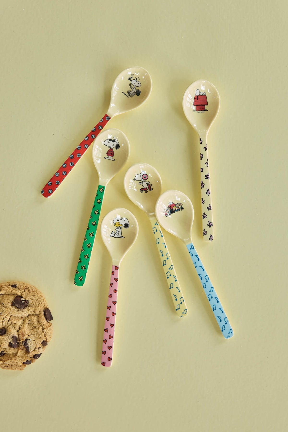 Set of 6 melamine teaspoons with Snoopy cream heads and multicolor patterned handles