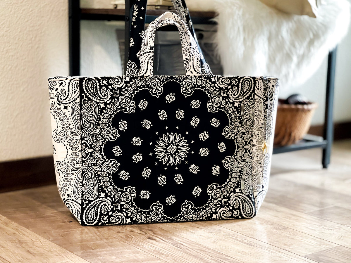 Large quilted tote bag, black-and-white paisley pattern, top handles