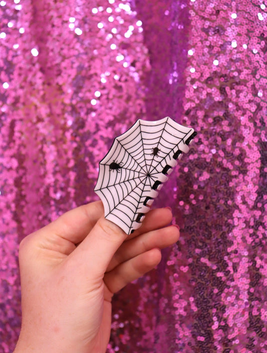 Spider-web hair claw in white and black, small claw clip