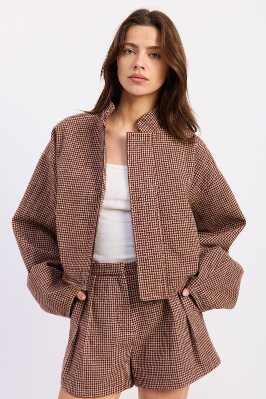 Charlee cropped houndstooth jacket in red-brown with elastic waist and long sleeves
