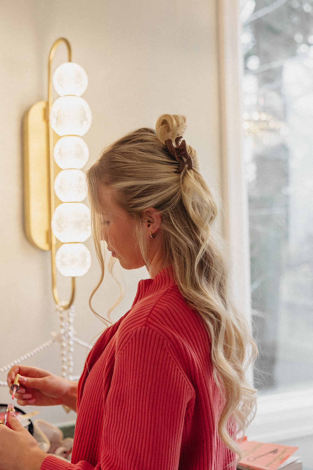 Wavy mini hair claw with round links, light cream finish