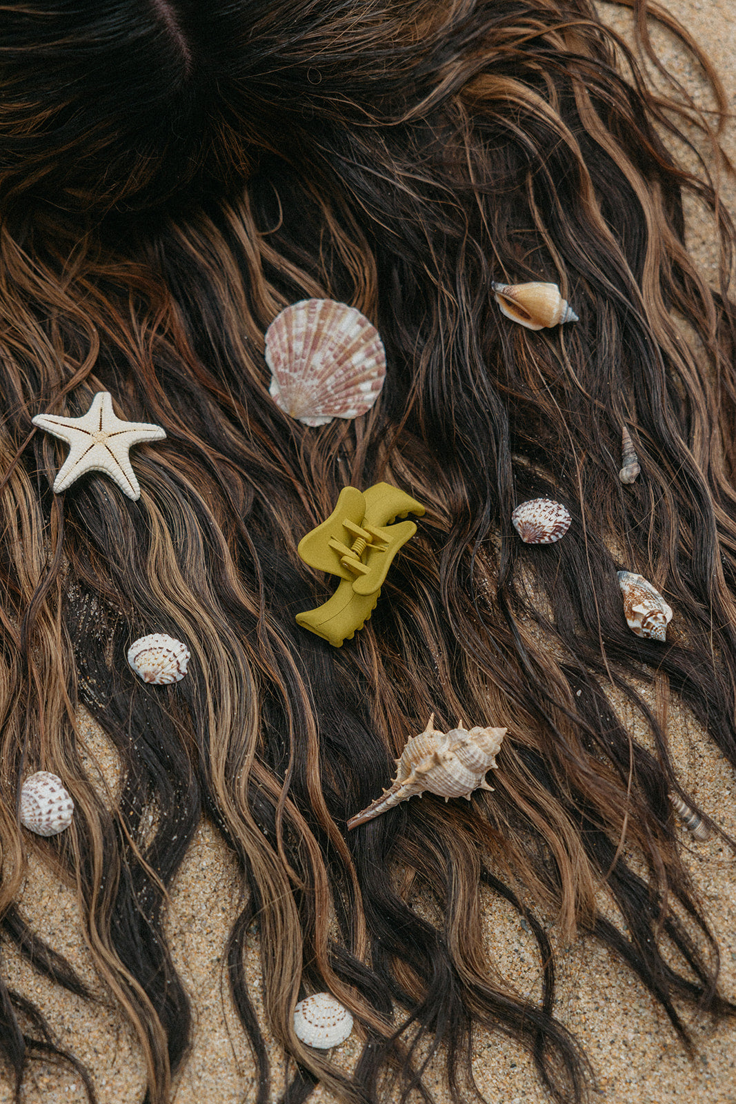 Hair claw clip with wavy yellow center and seashell charms