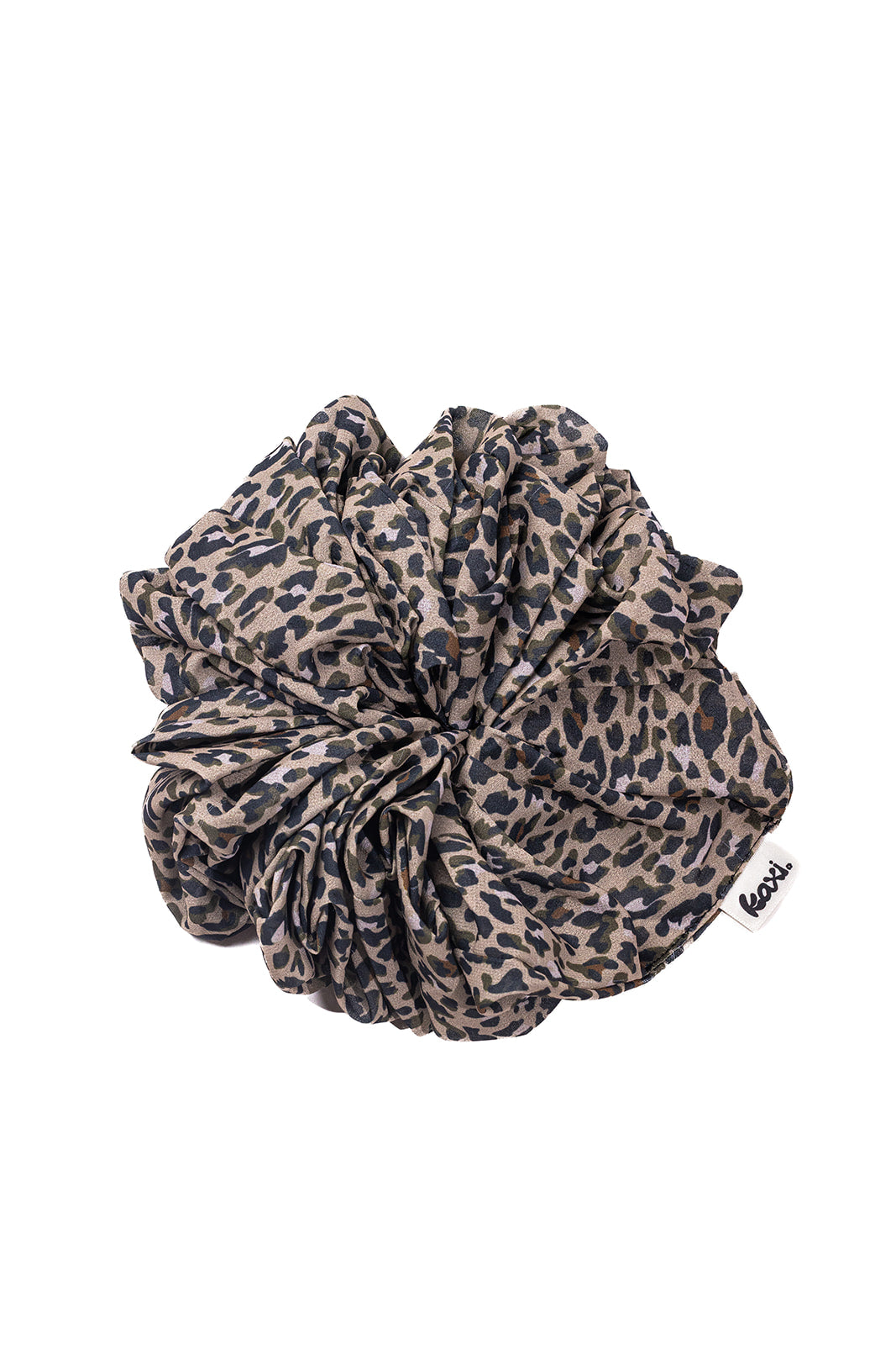 Jumbo scrunchie in leopard-print fabric, gathered ruffle, standalone.
