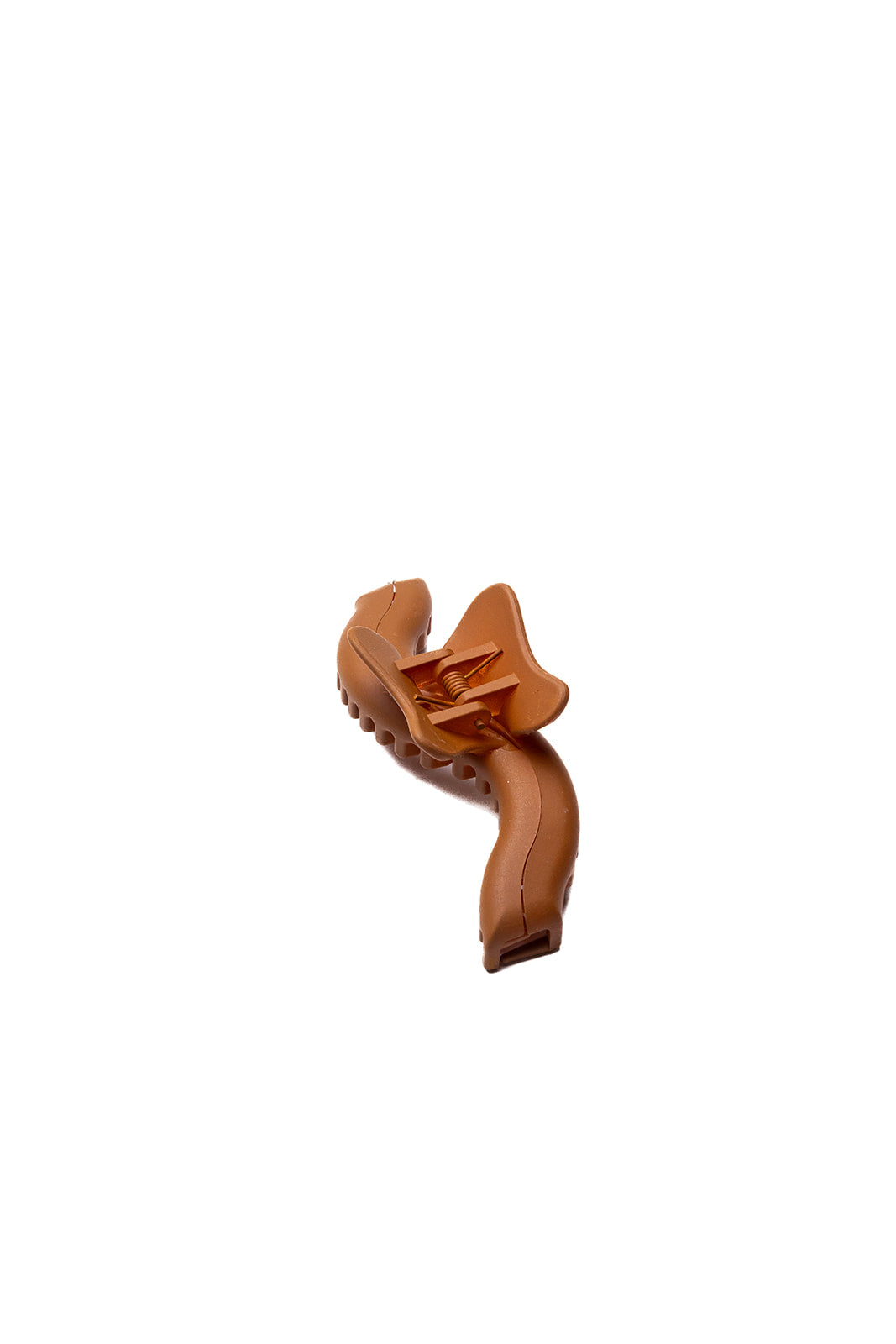 Single wavy hair claw hair clip in warm tan, standalone