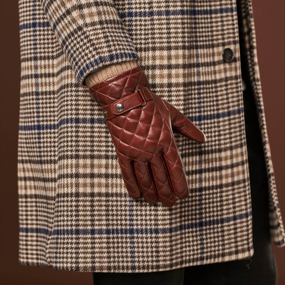 Brown leather quilted gloves with button strap, ribbed knit cuff, checkered outer look