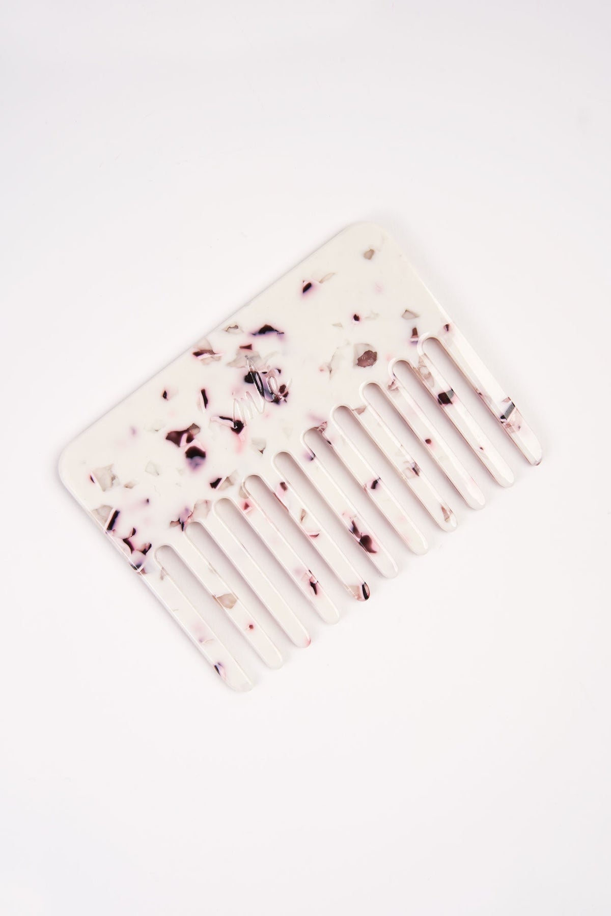 Rose marble-effect hair comb with wide teeth, speckled flecks detail