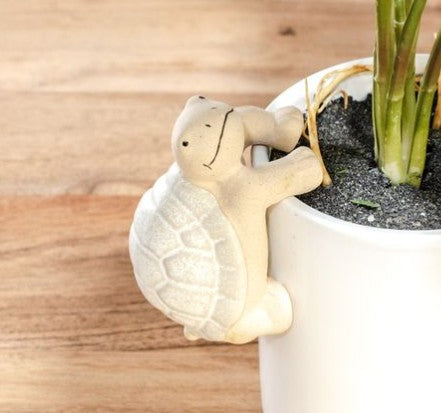 Turtle-style plant pot hanger, cream turtle figure on pot edge