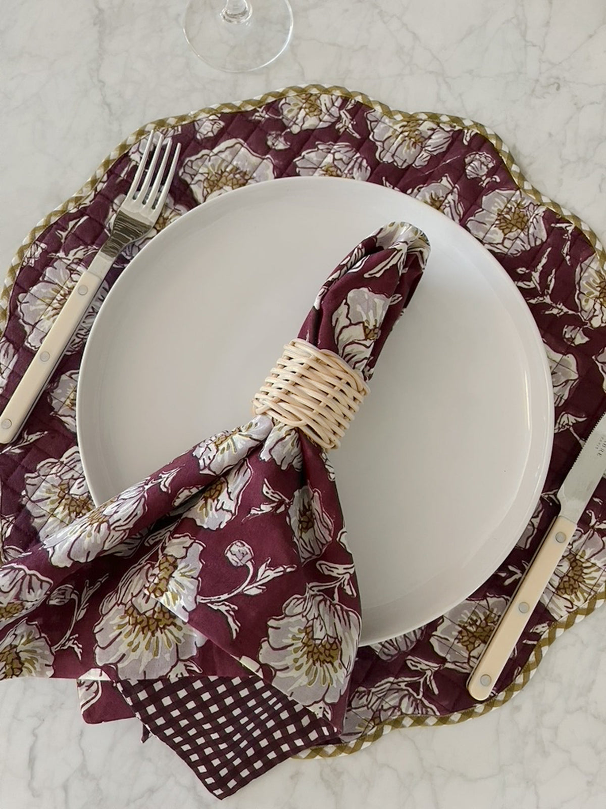 Wine placemat with quilted floral print and scalloped trim