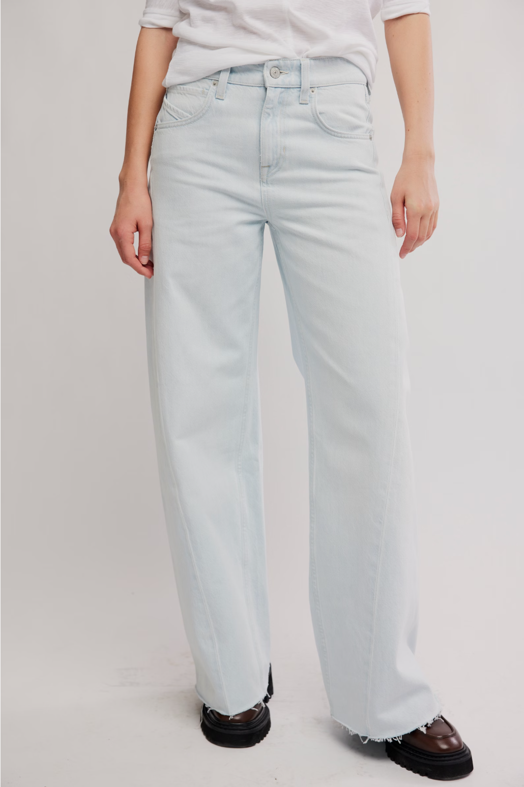 Light blue wide-leg jeans, high rise, belt loops and front pockets