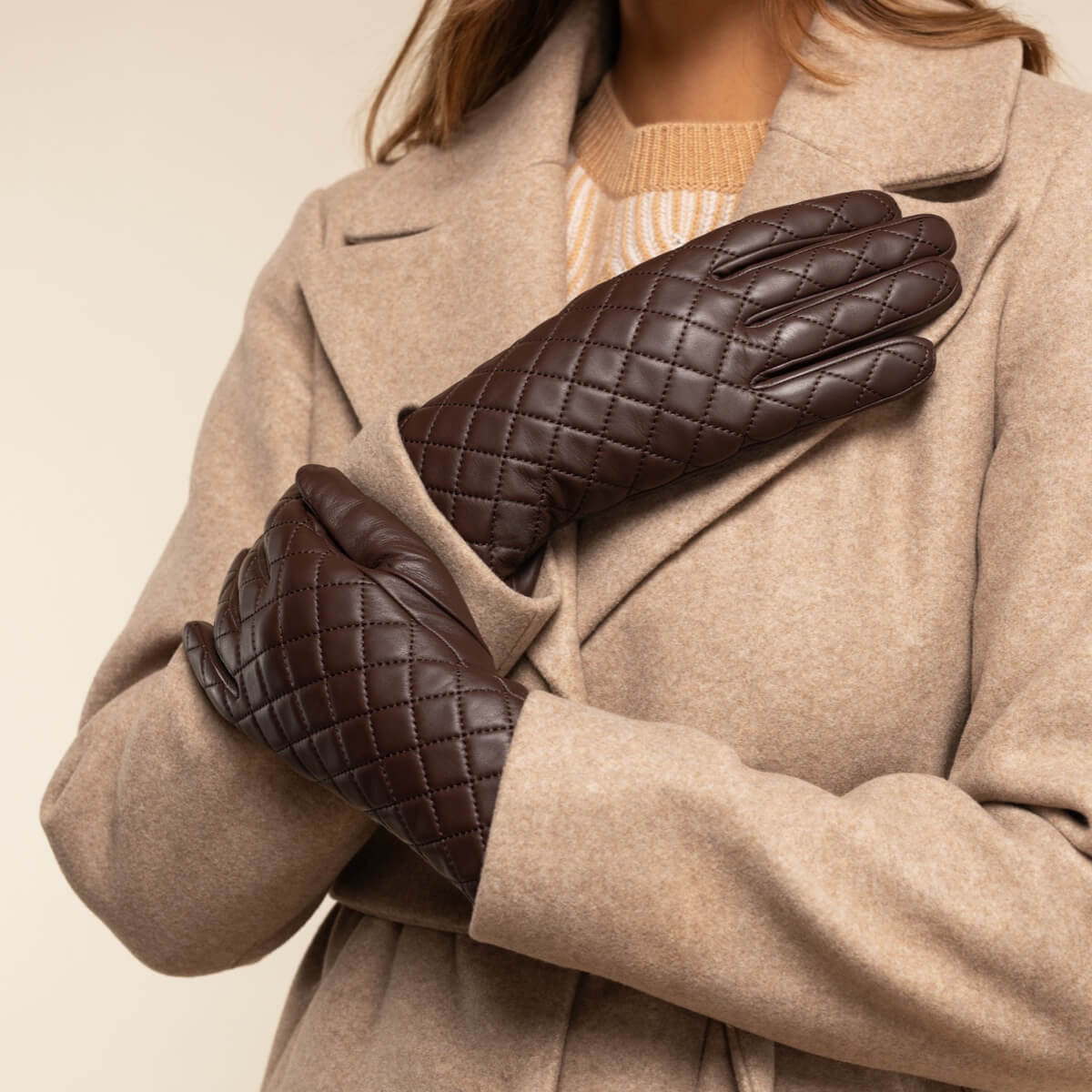 Selena (brown) – Sheepskin leather gloves with diamond pattern and touchscreen feature