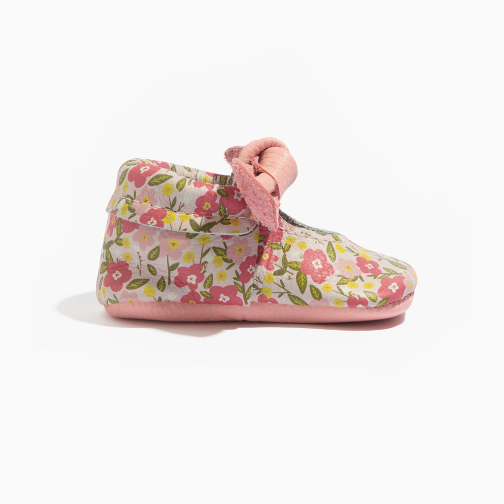 Baby floral soft-sole shoe with knotted pink bow, side view
