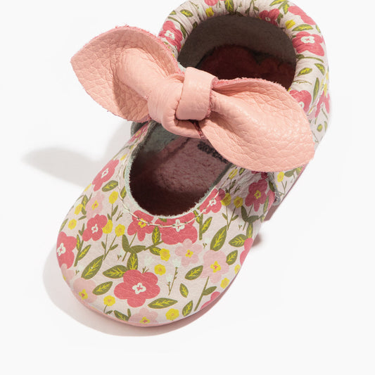 Baby floral slip-on shoe with knotted pink bow and rounded toe opening