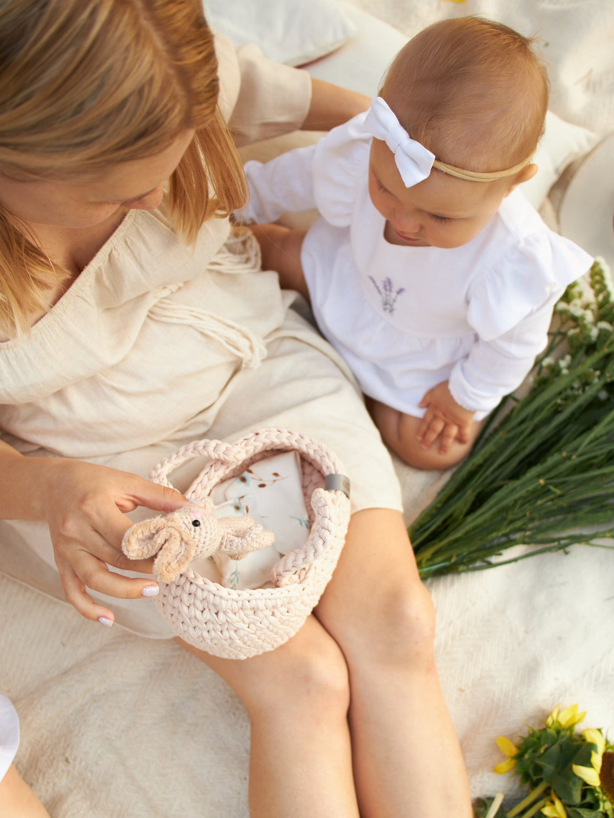 Mini doll Moses basket with doll bedding, pale beige knitted basket