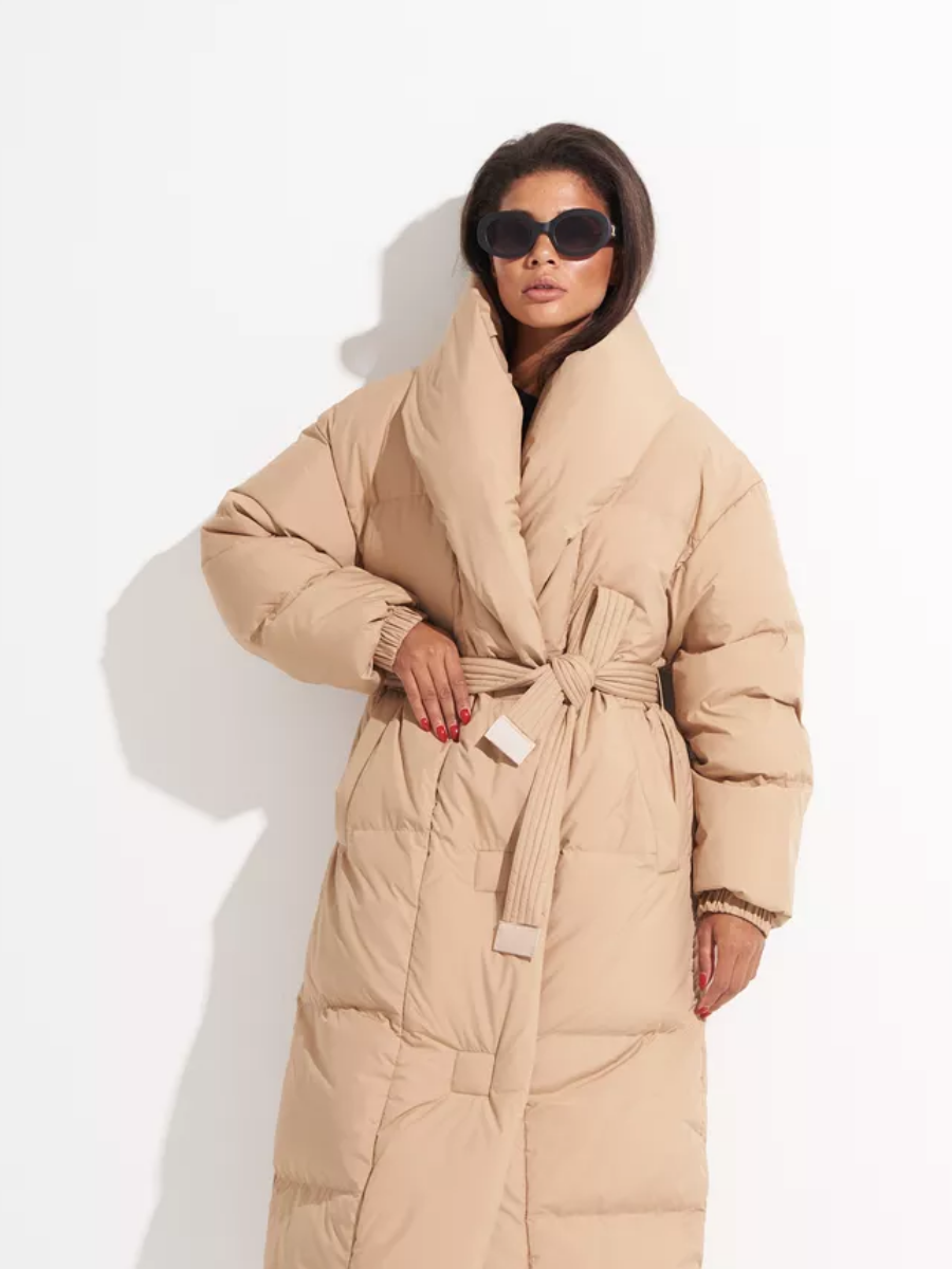 Caramel quilted down coat with a wide collar and tied waist