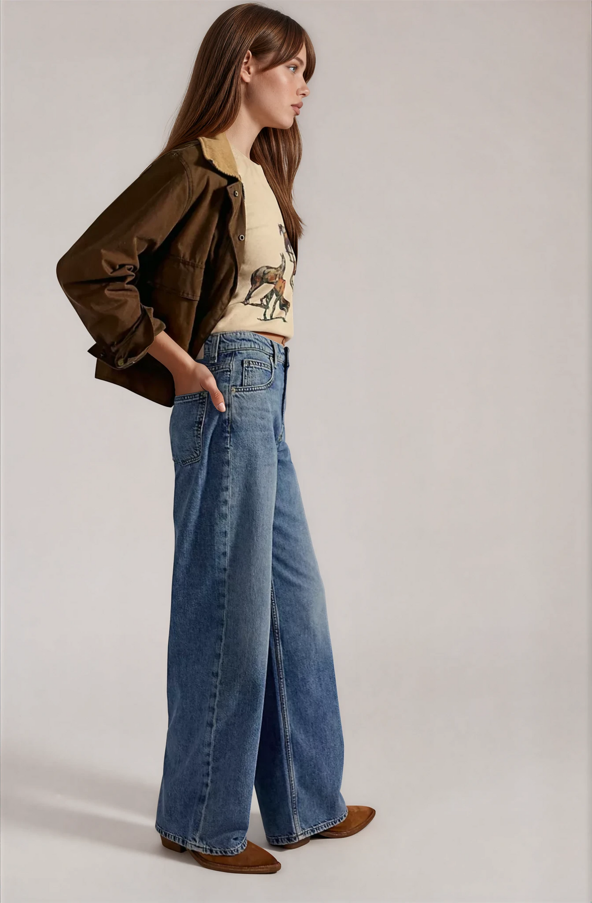Blue boyfriend jeans with high rise waistband and wide straight fit