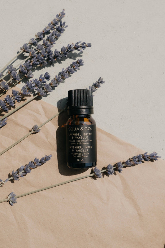 Essential oil bottle with lavender sprigs, amber glass and black cap (SOJA & CO.)