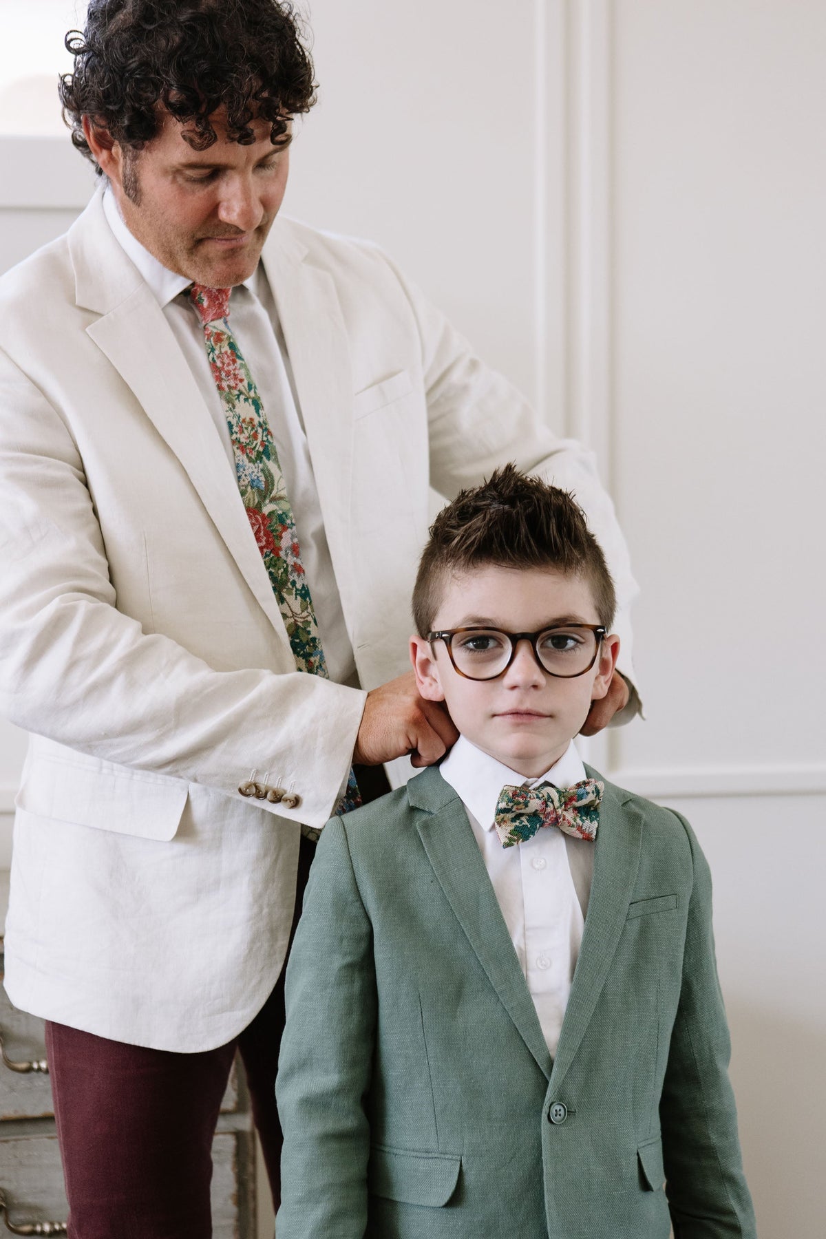 Men's tie with multicolor foliage pattern