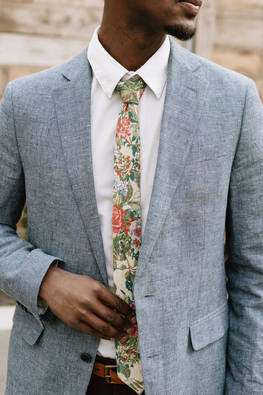 Men's tie with multicolor foliage pattern