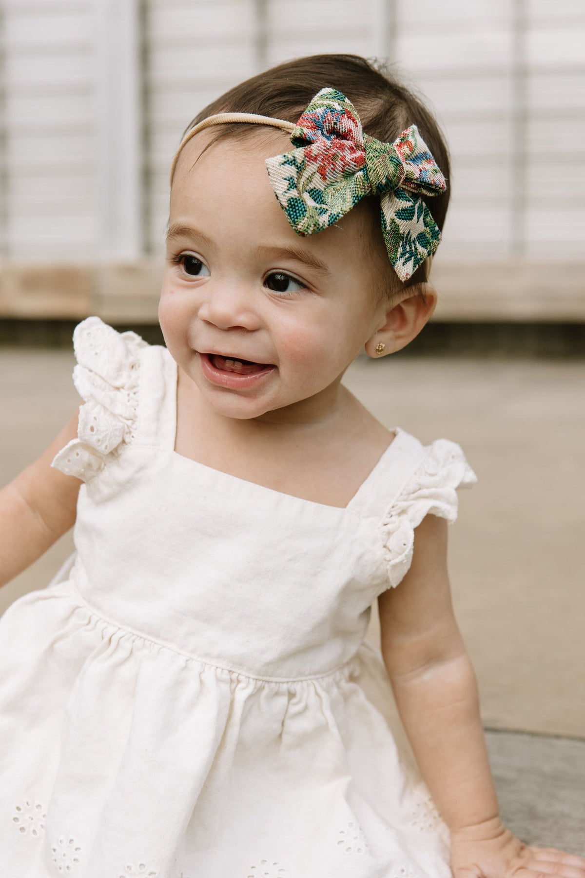 Petite hair bow on baby’s head, multicolor plaid bow-tie