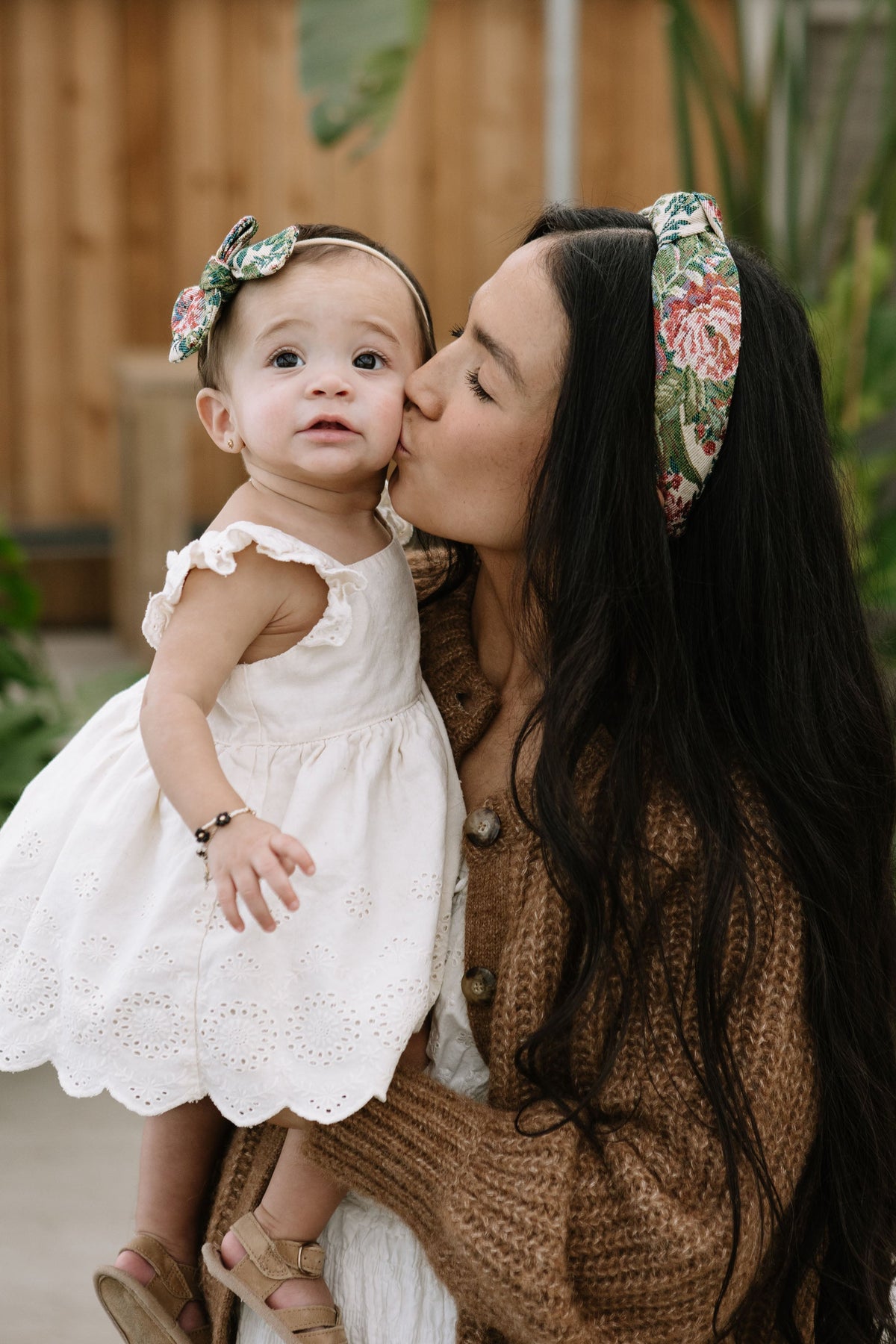 Petite hair bow on baby’s head, multicolor plaid bow-tie