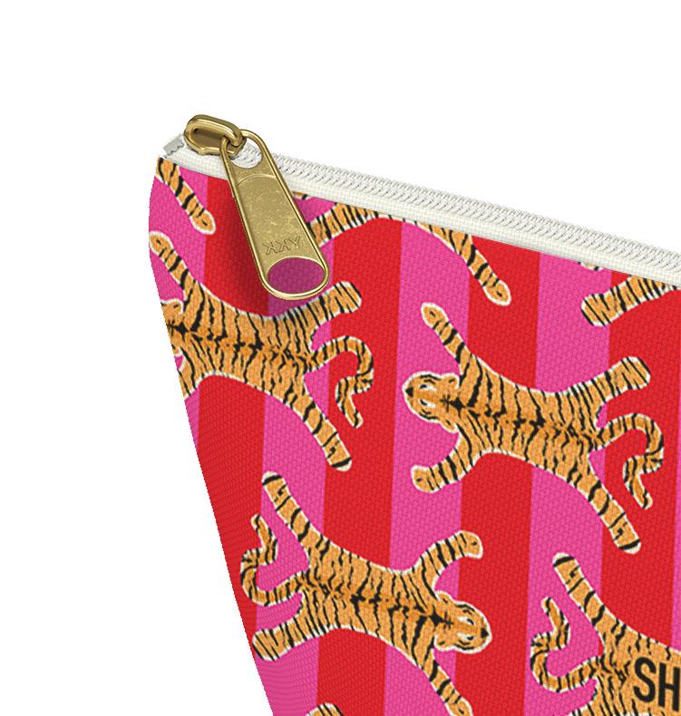 Close-up of the mahjong bag's tiger pattern, white zipper, and gold-tone pull