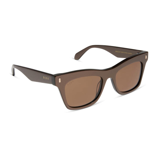 Polarized sunglasses with dark frame and brown-tinted lenses, angular shape and curved temples