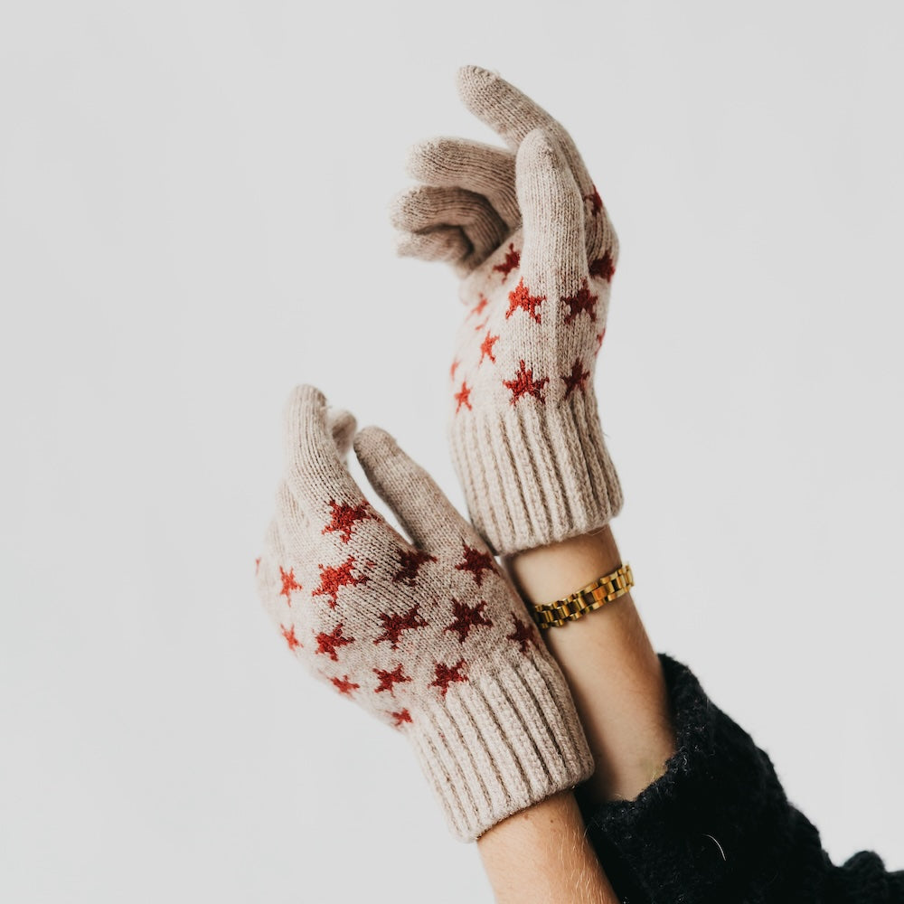 Knit smart gloves in cream with red and dark star pattern, ribbed cuffs
