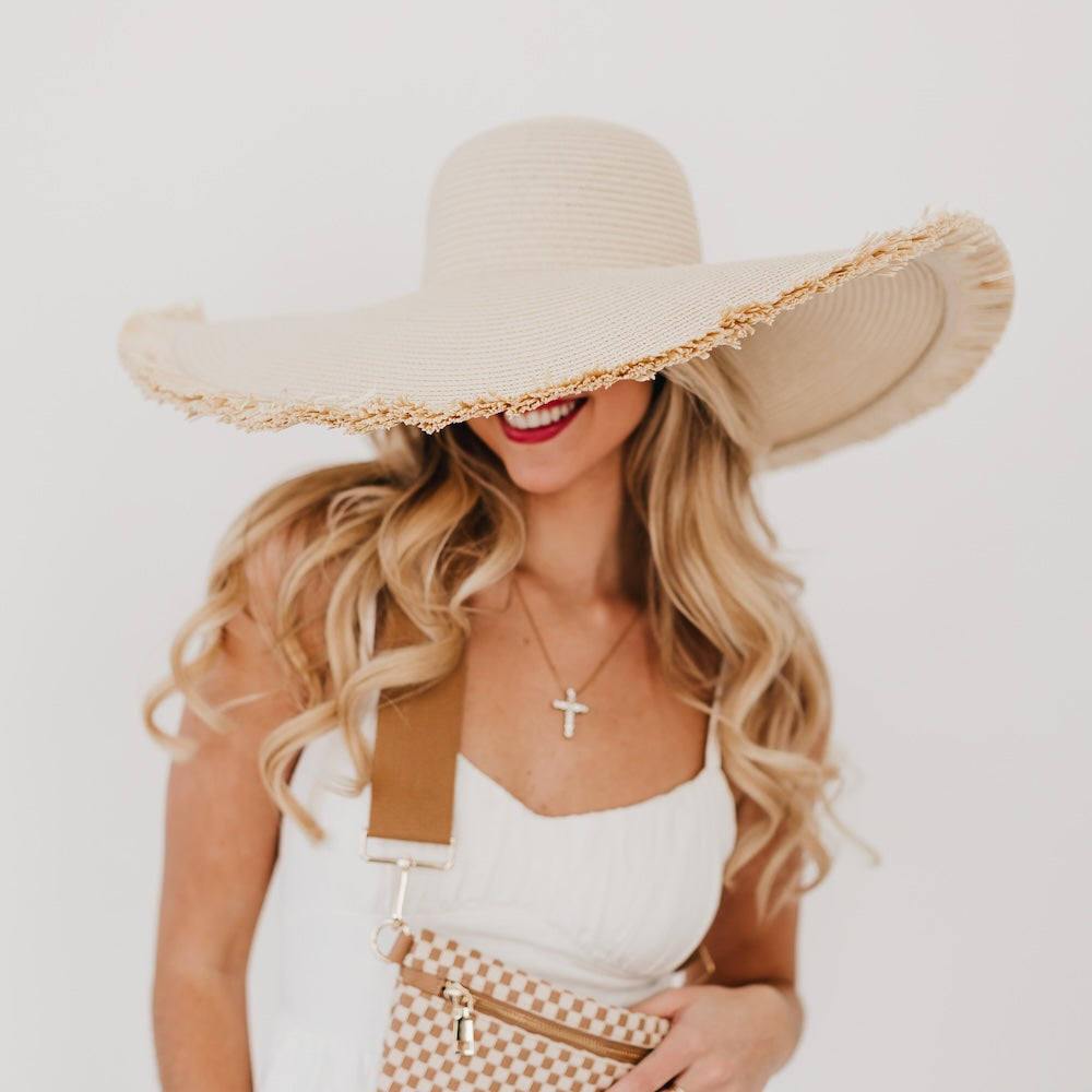 Light beige straw sun hat with wide brim and frayed edge fringe