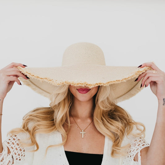 Light beige wide-brim sun hat with short fringe trim