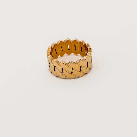 Gold-tone metal statement ring with ribbed cutout band and scalloped edge