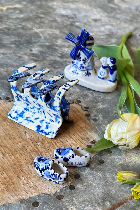 Delft blue and white patterned hair claw with bow, ceramic-style, for holding hair