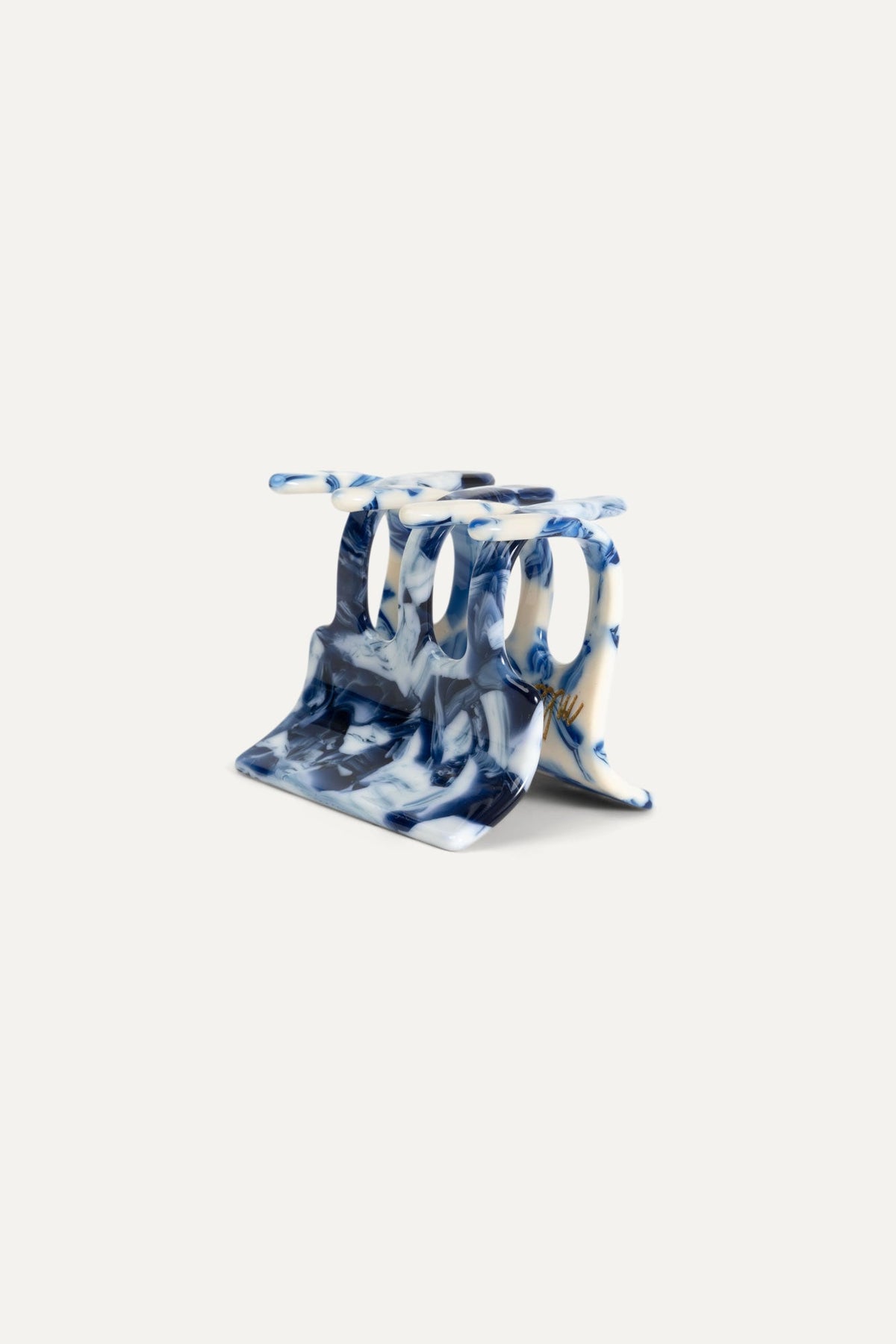 Mini marbled blue-and-white hair claw clip, curved three-prong design