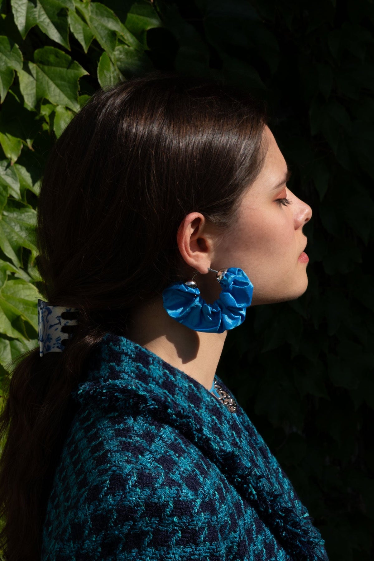 Marbled blue hair claw clip on dark hair, side view