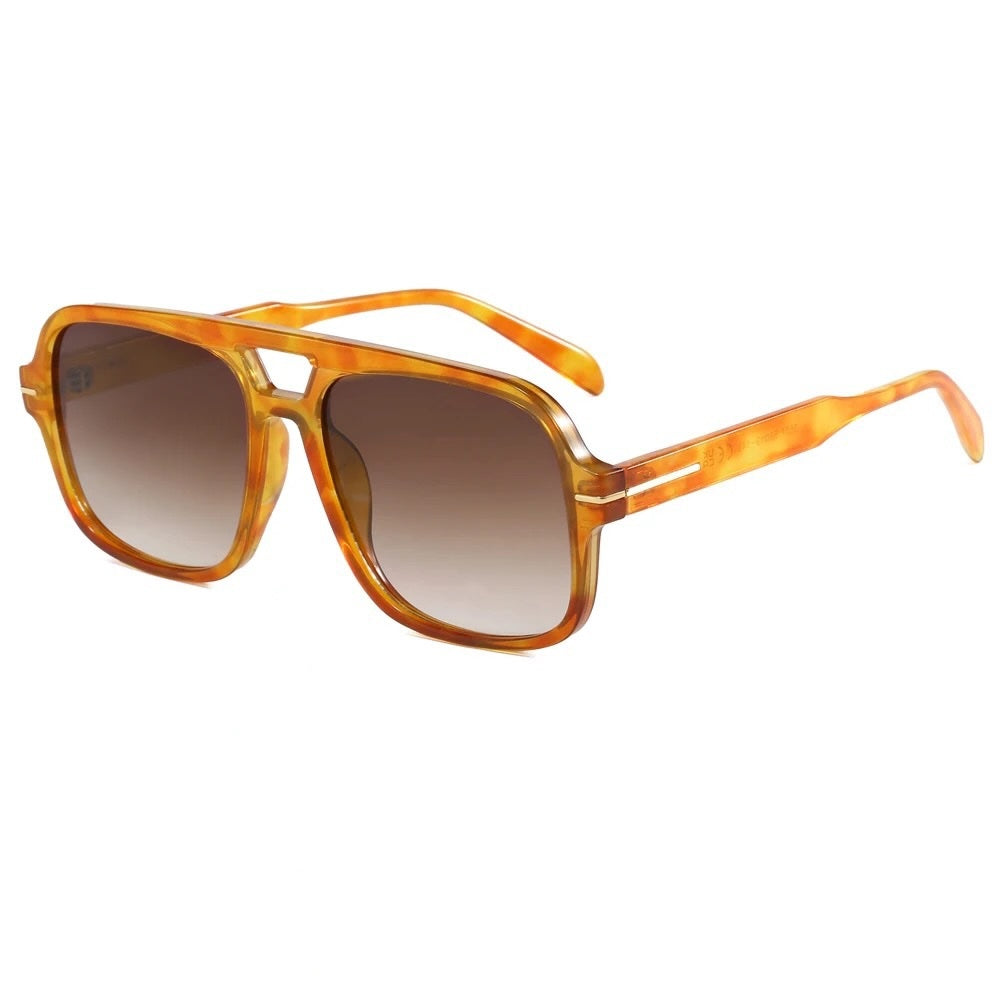 Oversized aviator sunglasses with tortoiseshell frame and brown gradient lenses