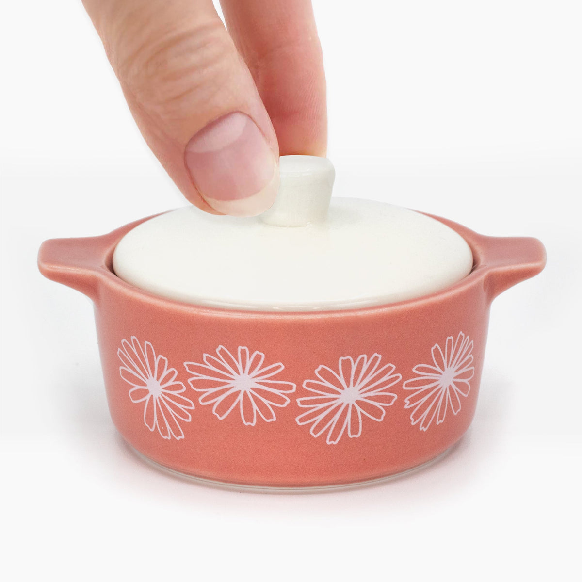 Pink ceramic casserole trinket box with white daisy pattern and knobbed lid