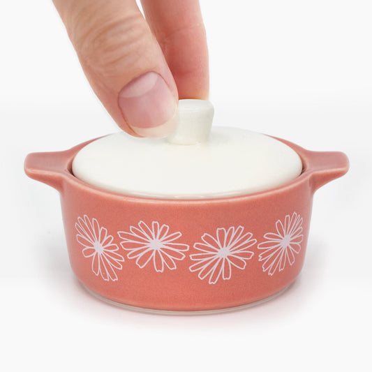 Pink ceramic casserole trinket box with white daisy pattern and knobbed lid