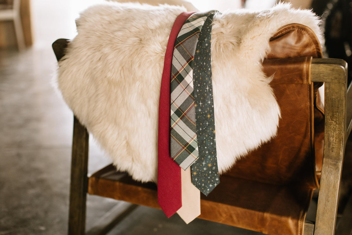 Men's plaid pre-tied bow tie with green tartan and red-and-cream tails